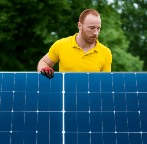 Zoncollectoren leggen op dak.