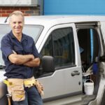 Ervaren loodgieter legt nieuwe PVC-riolering aan bij woning.